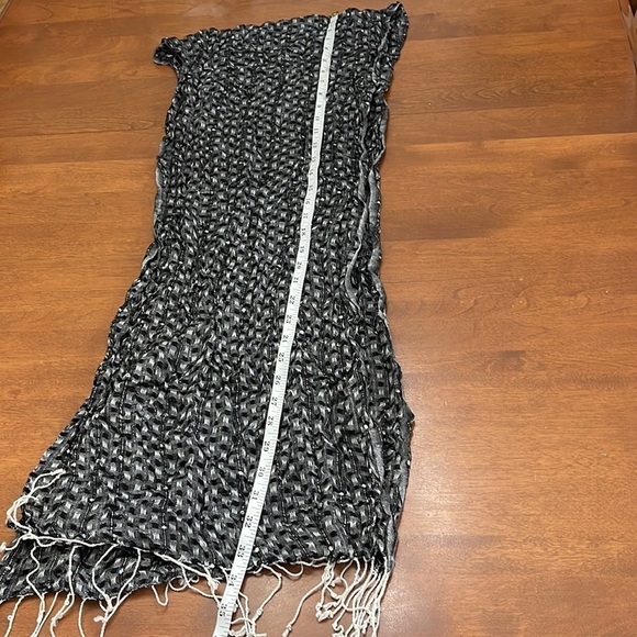 Black and white sequin fringe rectangle scarf - Picture 3 of 5